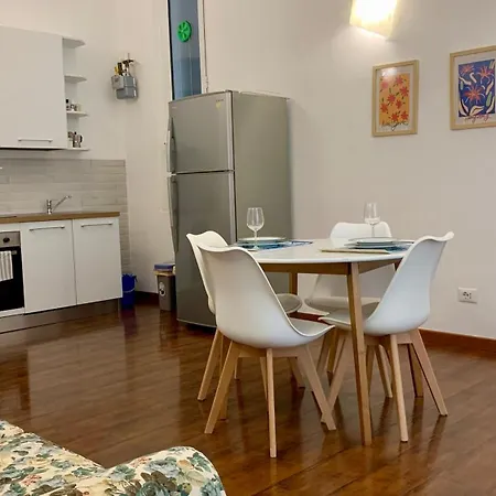 Mary Shelley - Elegant 2 Bedrooms With Balcony